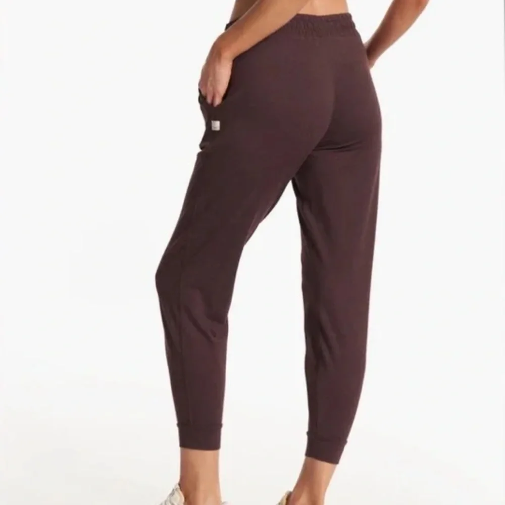 Vuori Women’s Performance Jogger Elderberry Heather NWT - Picture 3 of 4